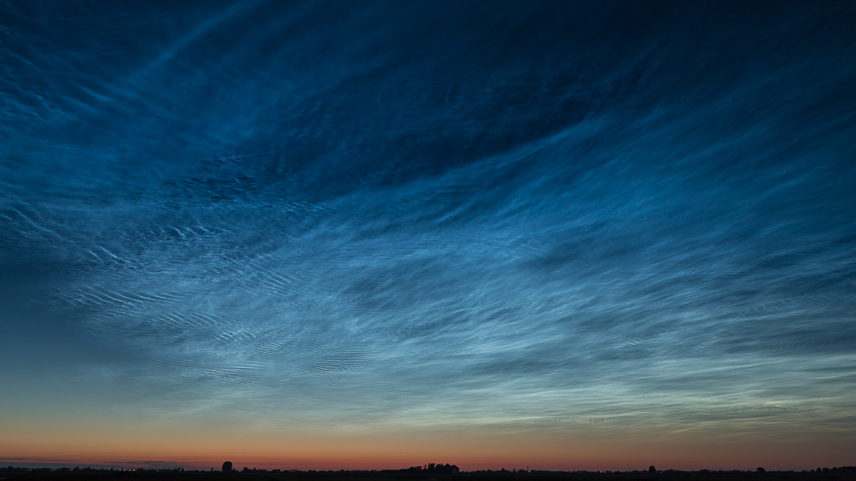 noctilucent-clouds-nlcs-lichtende-nachtwolken-bleskensgraaf-nederland-the-netherlands-20190621.jpg